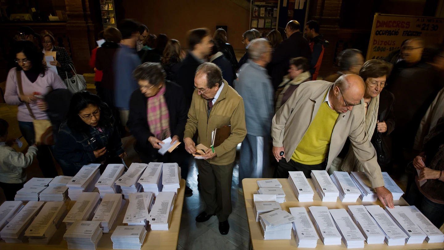 Gente votando en las elecciones generales de abril de 2019 Gente votando en las elecciones generales de abril de 2019