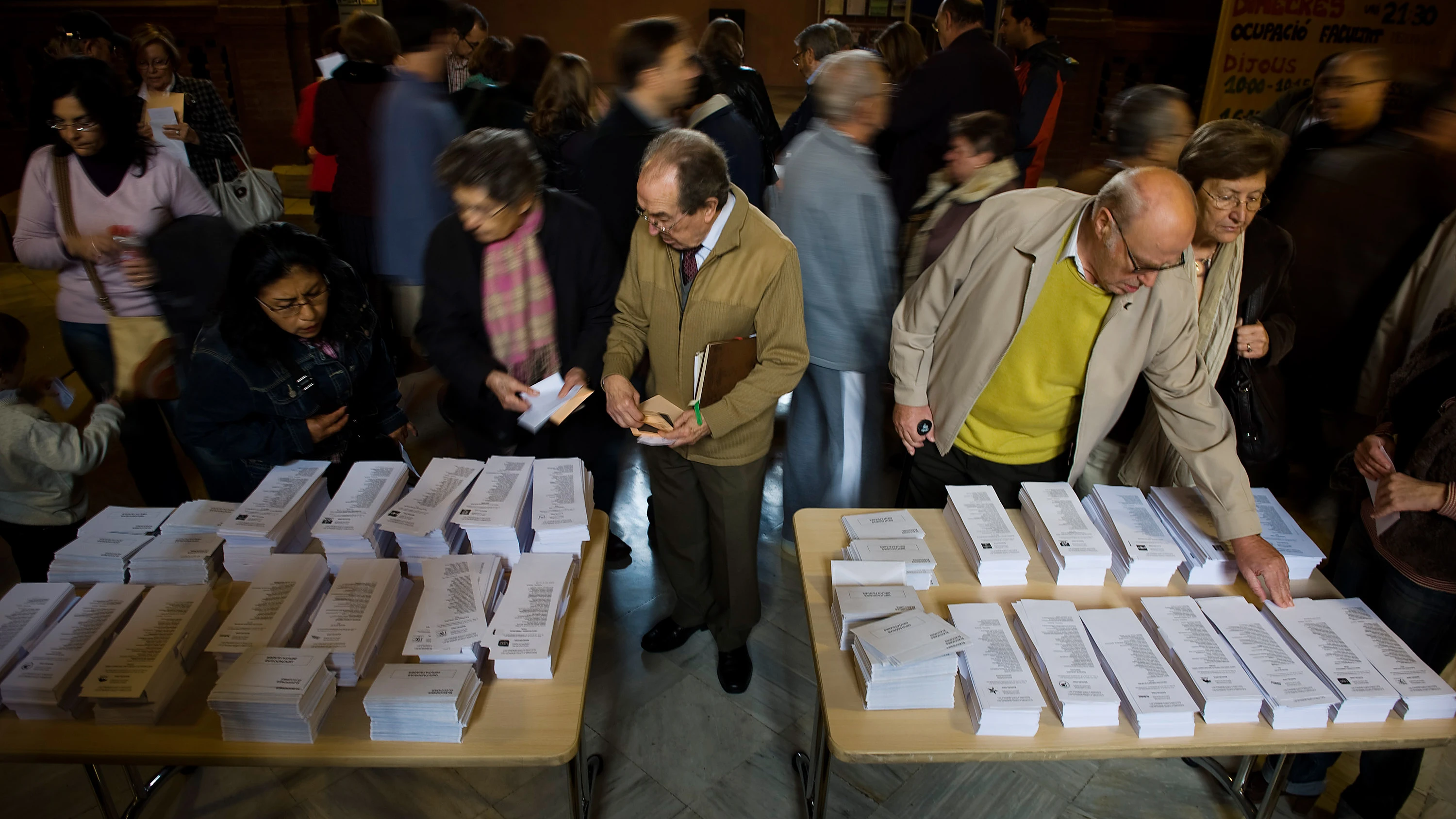 Gente votando en las elecciones generales de abril de 2019