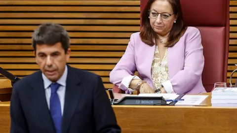 Mazón en su investidura con la presidenta de Les Corts, de Vox, observando