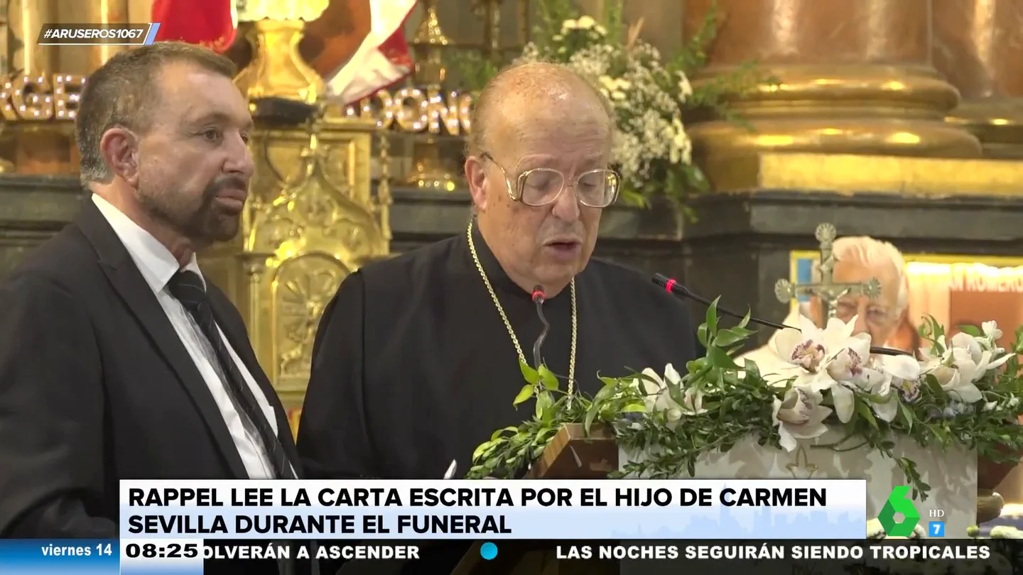 El emotivo momento en el que Rappel lee por primera vez una carta que le dio el hijo de Carmen Sevilla en su funeral El emotivo momento en el que Rappel lee por primera vez una carta que le dio el hijo de Carmen Sevilla en su funeral