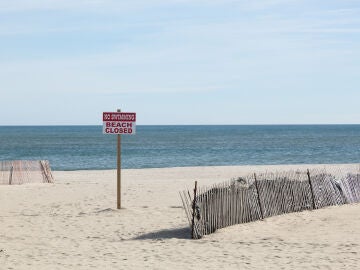Imagen de archivo de una playa cerrada