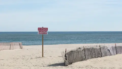 Imagen de archivo de una playa cerrada