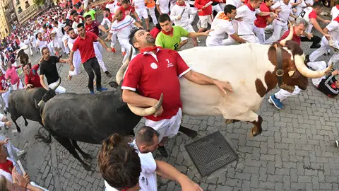 Los legendarios toros de la ganadería de Miura, durante el octavo y último encierro de sanfermines este viernes en Pamplona. 