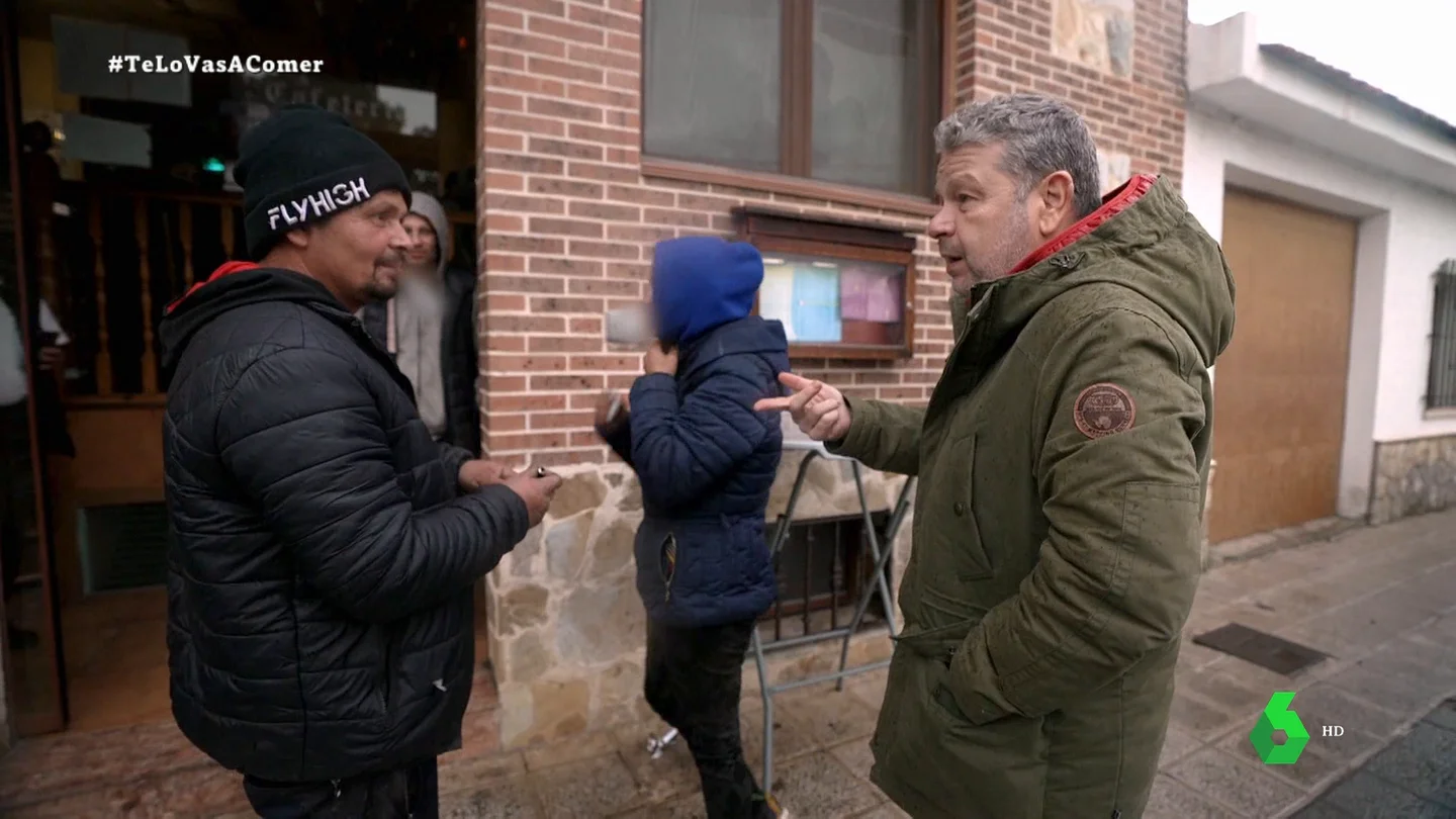 Alberto Chicote pilla 'in fraganti' a un recolector ilegal de setas: "¿Ya has traído el níscalo para vender?" Alberto Chicote pilla 'in fraganti' a un recolector ilegal de setas: "¿Ya has traído el níscalo para vender?"