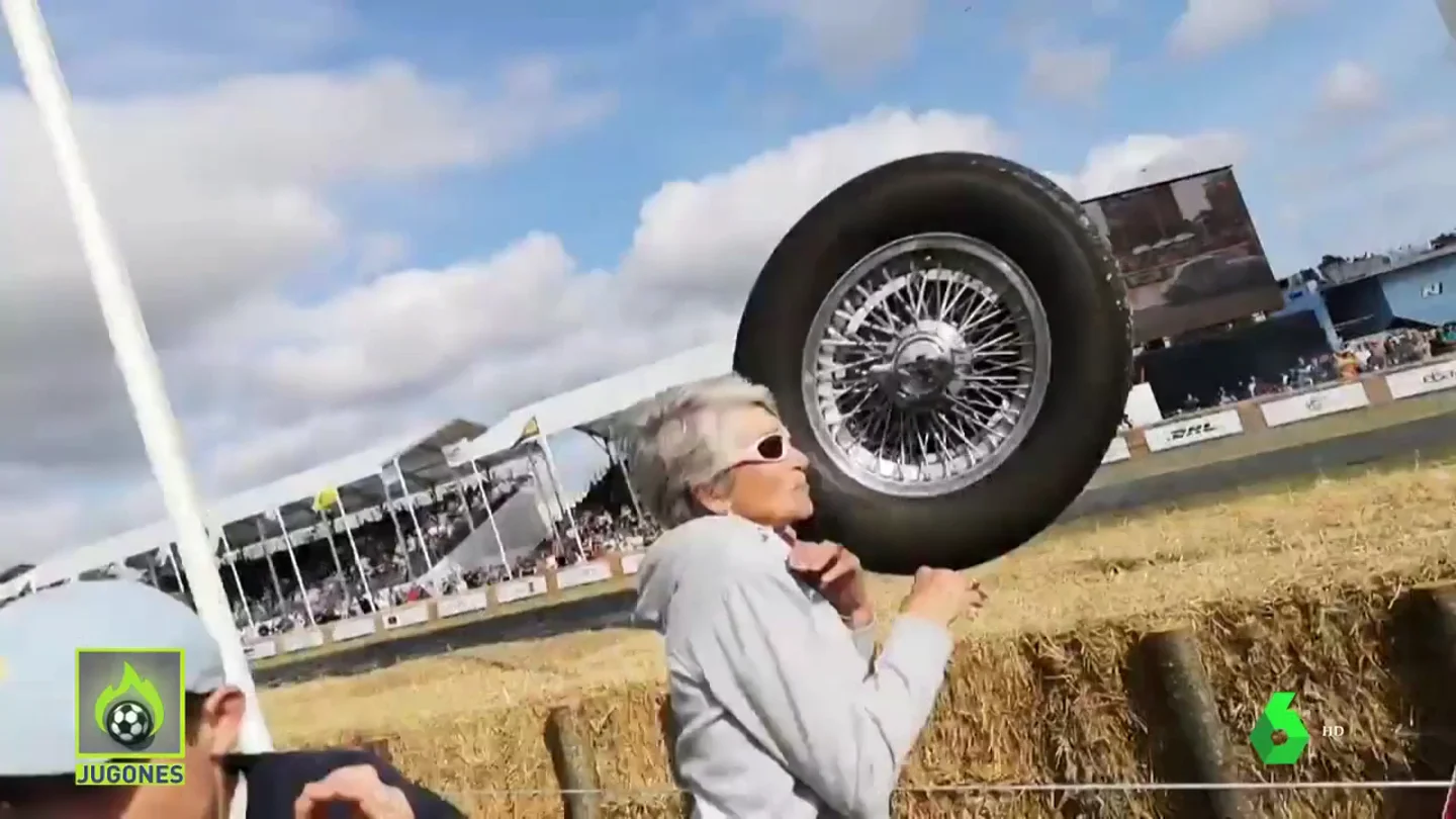 Se rozó la tragedia en Goodwood: un coche pierde una rueda y acaba golpeando al público Se rozó la tragedia en Goodwood: un coche pierde una rueda y acaba golpeando al público