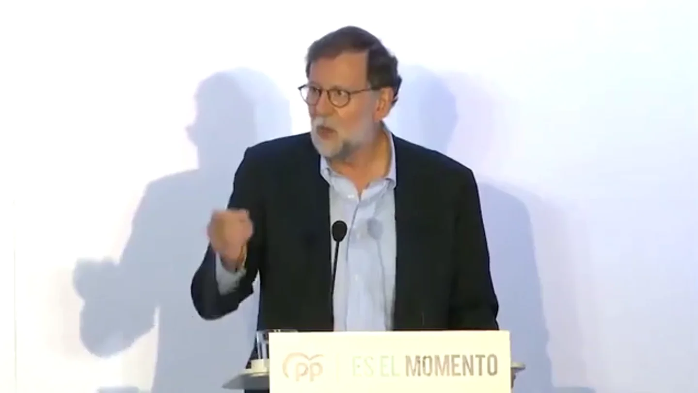 Nuevo lapsus viral de Rajoy: "A quién quiera acordarse de que se acuerde de que yo, aunque no sea físicamente, estoy aquí" Nuevo lapsus viral de Rajoy: "A quién quiera acordarse de que se acuerde de que yo, aunque no sea físicamente, estoy aquí"