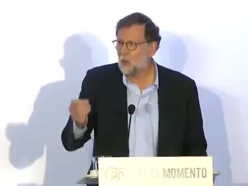Nuevo lapsus viral de Rajoy: &quot;A quién quiera acordarse de que se acuerde de que yo, aunque no sea físicamente, estoy aquí&quot; 