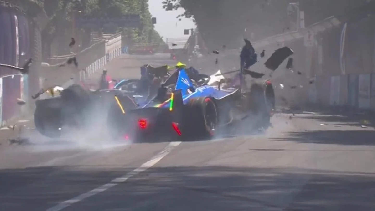 El accidente entre Sam Bird y Edoardo Mortara en el ePrix de Roma El accidente entre Sam Bird y Edoardo Mortara en el ePrix de Roma
