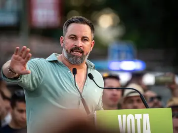 El candidato de Vox a la presidencia del Gobierno, Santiago Abascal, participa en un acto de campaña en el marco de las elecciones generales este lunes, en Toledo.