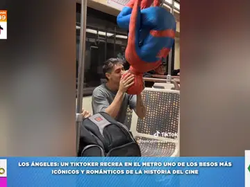 Recrean en el metro el beso entre Spiderman y Mary Jane