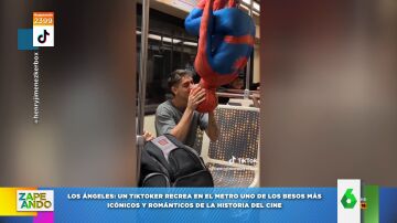 Recrean en el metro el beso entre Spiderman y Mary Jane