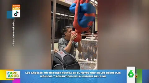 Recrean en el metro el beso entre Spiderman y Mary Jane