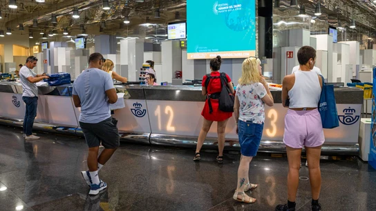 Varias personas en una oficina de Correos de Madrid el último día para pedir el voto por correo. Varias personas en una oficina de Correos de Madrid el último día para pedir el voto por correo.