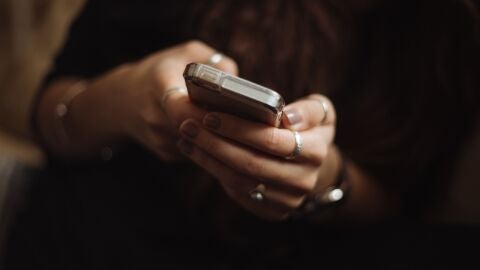 Una persona usando su teléfono móvil