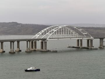 Several explosions on the Crimean bridge leave two dead and force traffic to be closed
