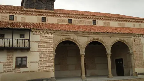 Fachada Casa de Isabel la Católica Fachada Casa de Isabel la Católica