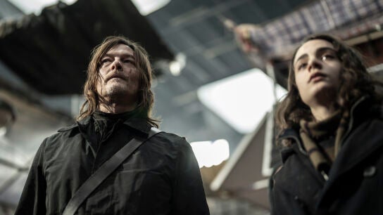 Norman Reedus junto a Louis Puech Scigliuzzi, en 'The Walking Dead: Daryl Dixon'.