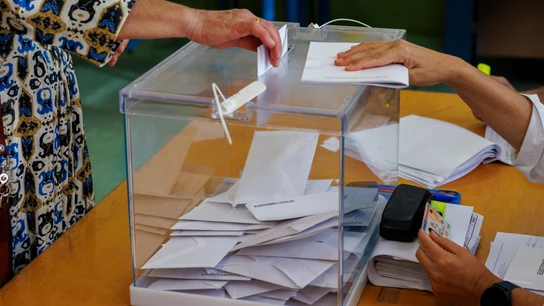 Una mujer introduce su voto en una urna en un colegio electoral del centro de Sevilla. Una mujer introduce su voto en una urna en un colegio electoral del centro de Sevilla.