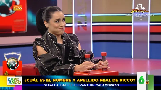 Vicco y Lali Espósito se enfrentan al juego de los calambrazos en Zapeando Vicco y Lali Espósito se enfrentan al juego de los calambrazos en Zapeando