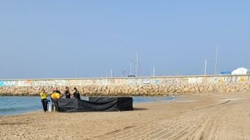 El bebé encontrado muerto en una playa de Tarragona es una niña de ocho meses que viajó en patera desde Argelia 