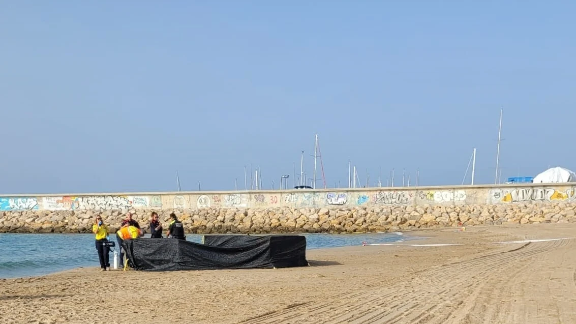 El bebé encontrado muerto en una playa de Tarragona es una niña de ocho meses que viajó en patera desde Argelia 