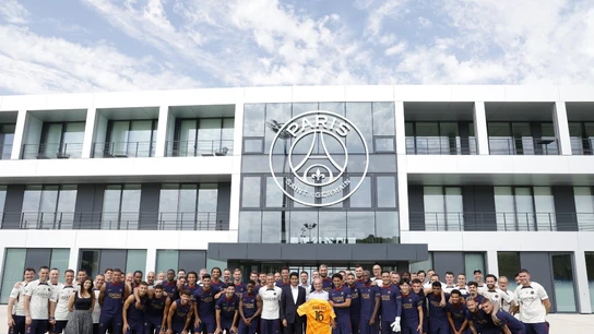 Miembros del PSG posan con la camiseta de Sergio Rico Miembros del PSG posan con la camiseta de Sergio Rico
