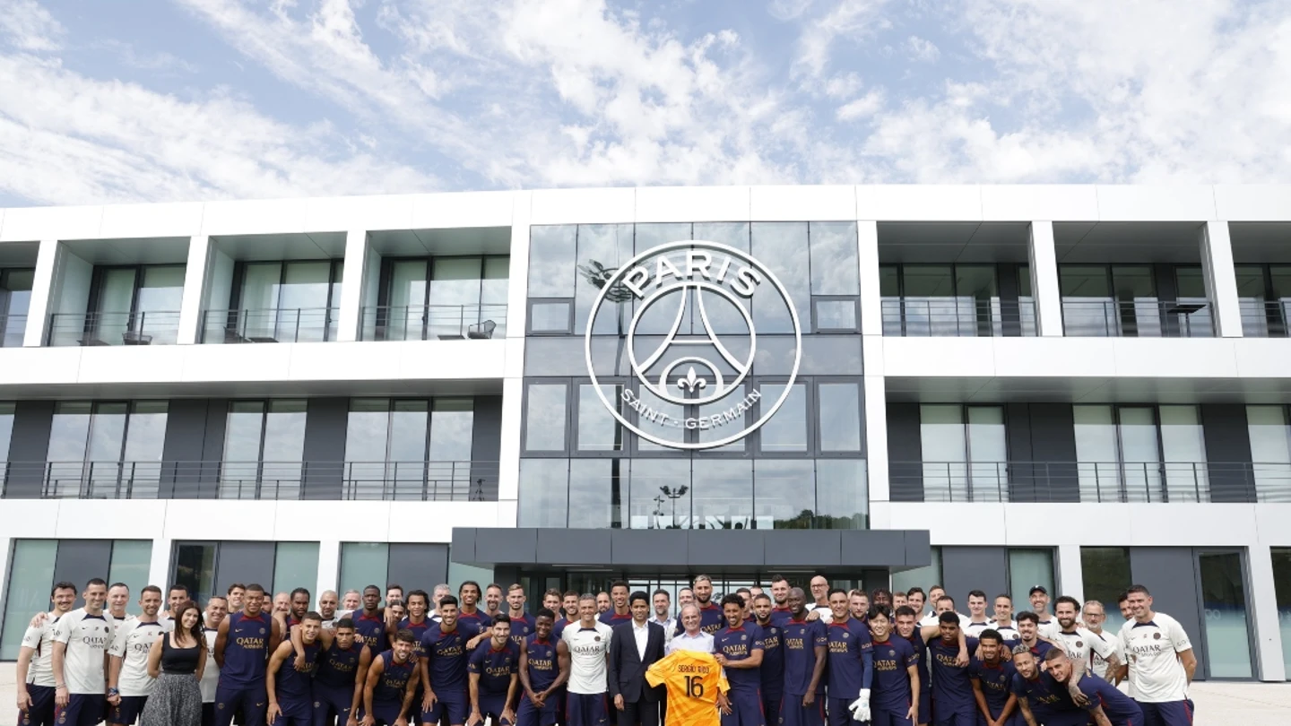 Miembros del PSG posan con la camiseta de Sergio Rico Miembros del PSG posan con la camiseta de Sergio Rico