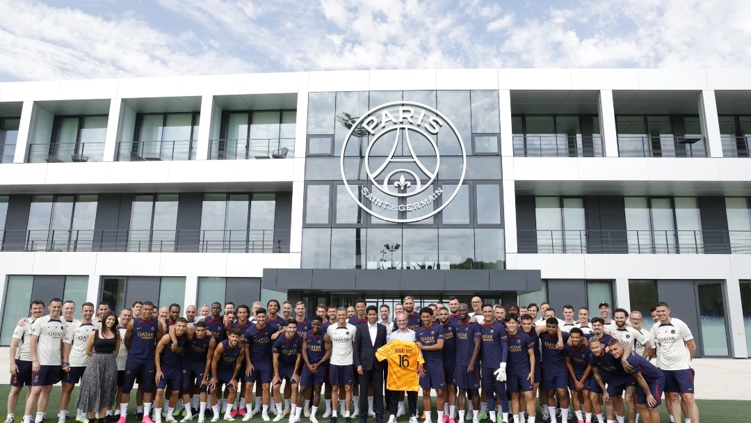 Miembros del PSG posan con la camiseta de Sergio Rico