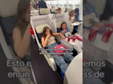 Dos jóvenes españolas muestran qué comen viajando en clase Business durante 10 horas