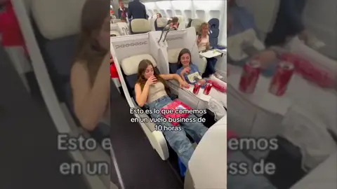 Dos jóvenes españolas muestran qué comen viajando en clase Business durante 10 horas Dos jóvenes españolas muestran qué comen viajando en clase Business durante 10 horas
