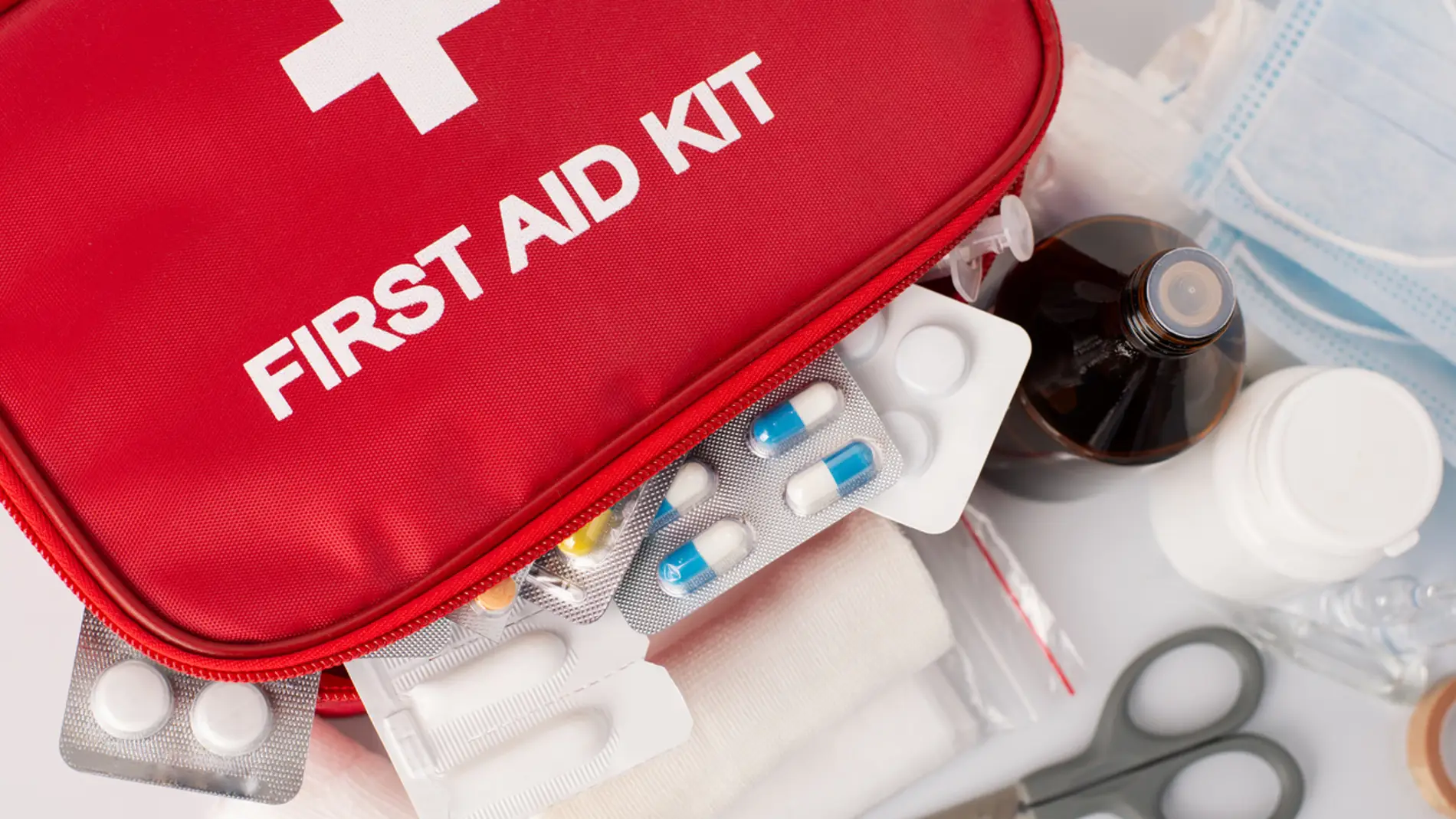 Qué debe contener un botiquín de primeros auxilios en caso de emergencia?