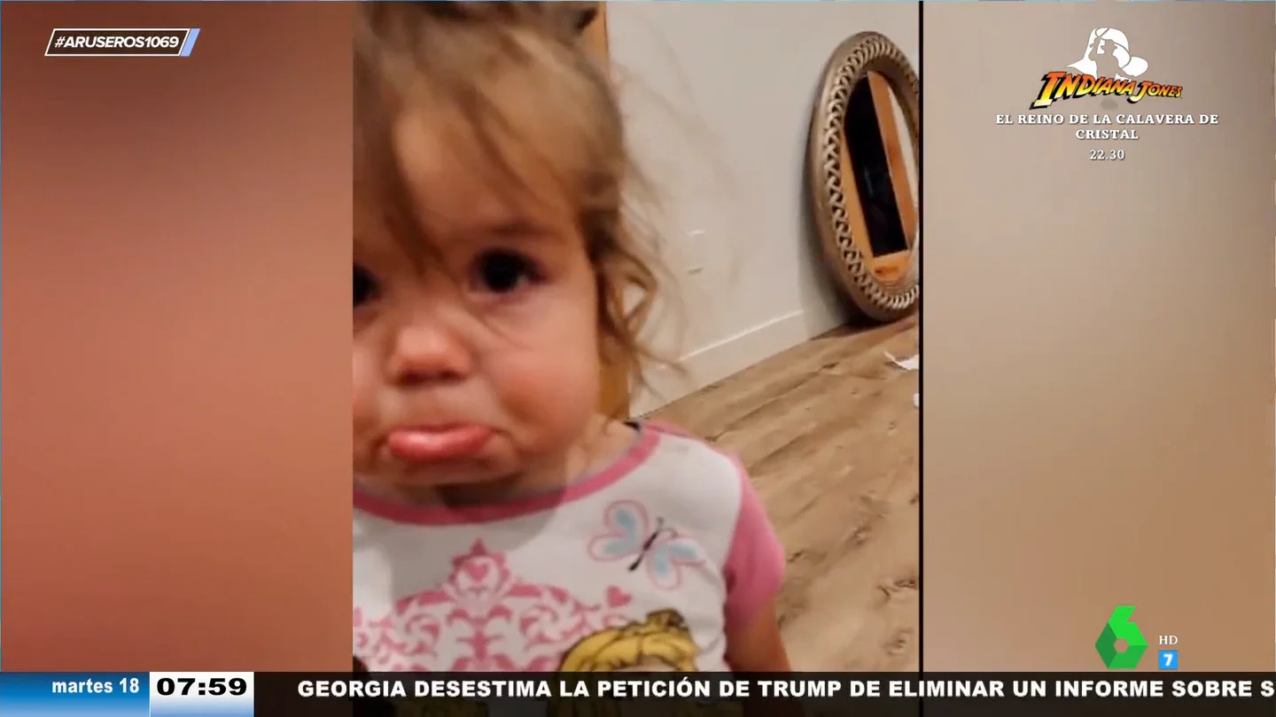 La divertida reacción de dos bebés gemelas cuando su padre descubre la travesura que han hecho en casa La divertida reacción de dos bebés gemelas cuando su padre descubre la travesura que han hecho en casa