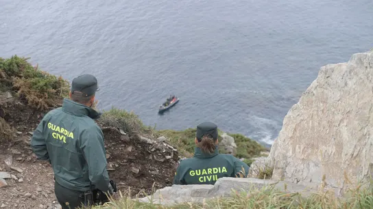 Agentes de la Guardia Civil observan el lugar donde se ha encontrado el cadáver en la zona de Cabo Vidio, Asturias Agentes de la Guardia Civil observan el lugar donde se ha encontrado el cadáver en la zona de Cabo Vidio, Asturias