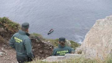 Agentes de la Guardia Civil observan el lugar donde se ha encontrado el cadáver en la zona de Cabo Vidio, Asturias