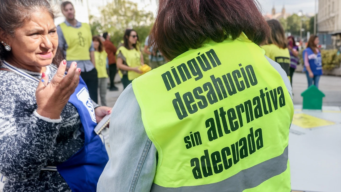 Una activista de Amnistía Internacional (AI) con un chaleco que reza "Ningún desahucio sin alternativa adecuada". Una activista de Amnistía Internacional (AI) con un chaleco que reza "Ningún desahucio sin alternativa adecuada".