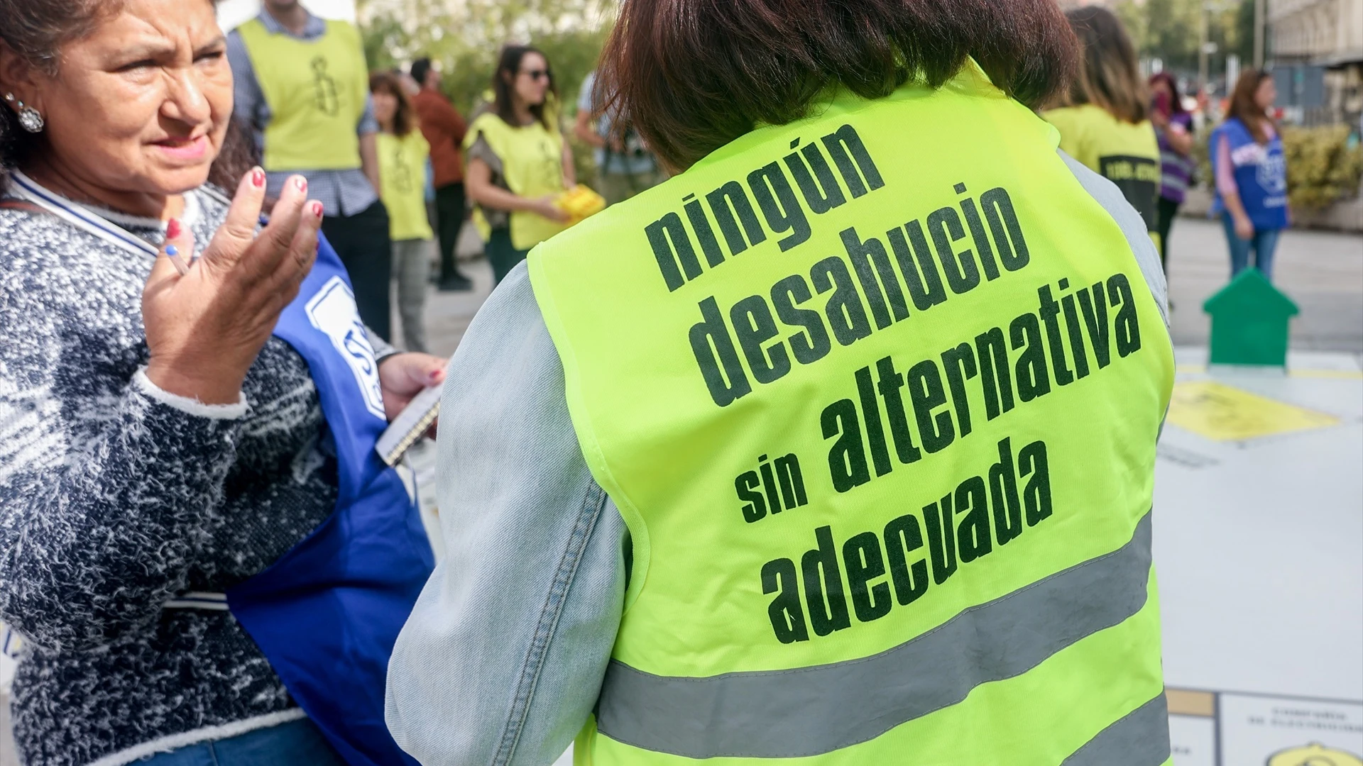 Una activista de Amnistía Internacional (AI) con un chaleco que reza "Ningún desahucio sin alternativa adecuada".