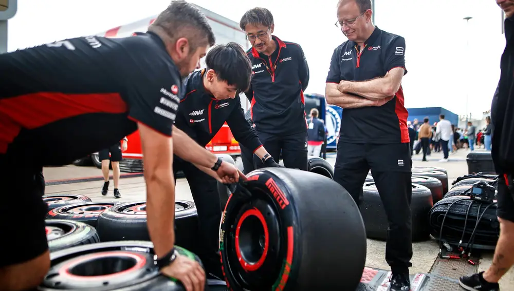 Haas revisando los neumáticos 