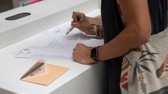 "Mi voto por correo nunca lleg&oacute;": &iquest;Se puede ir al colegio electoral en esta circunstancia?