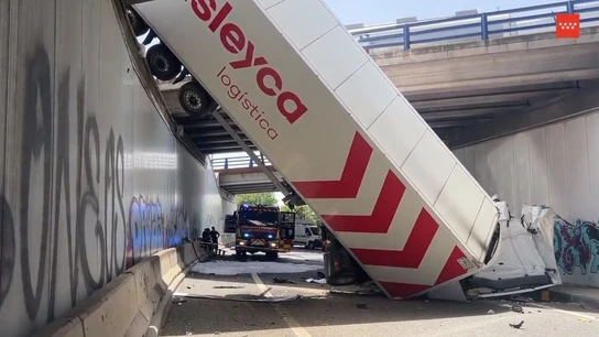Un camión cae de la M-50 a la R-4 y provoca un gran atasco y un herido leve Un camión cae de la M-50 a la R-4 y provoca un gran atasco y un herido leve