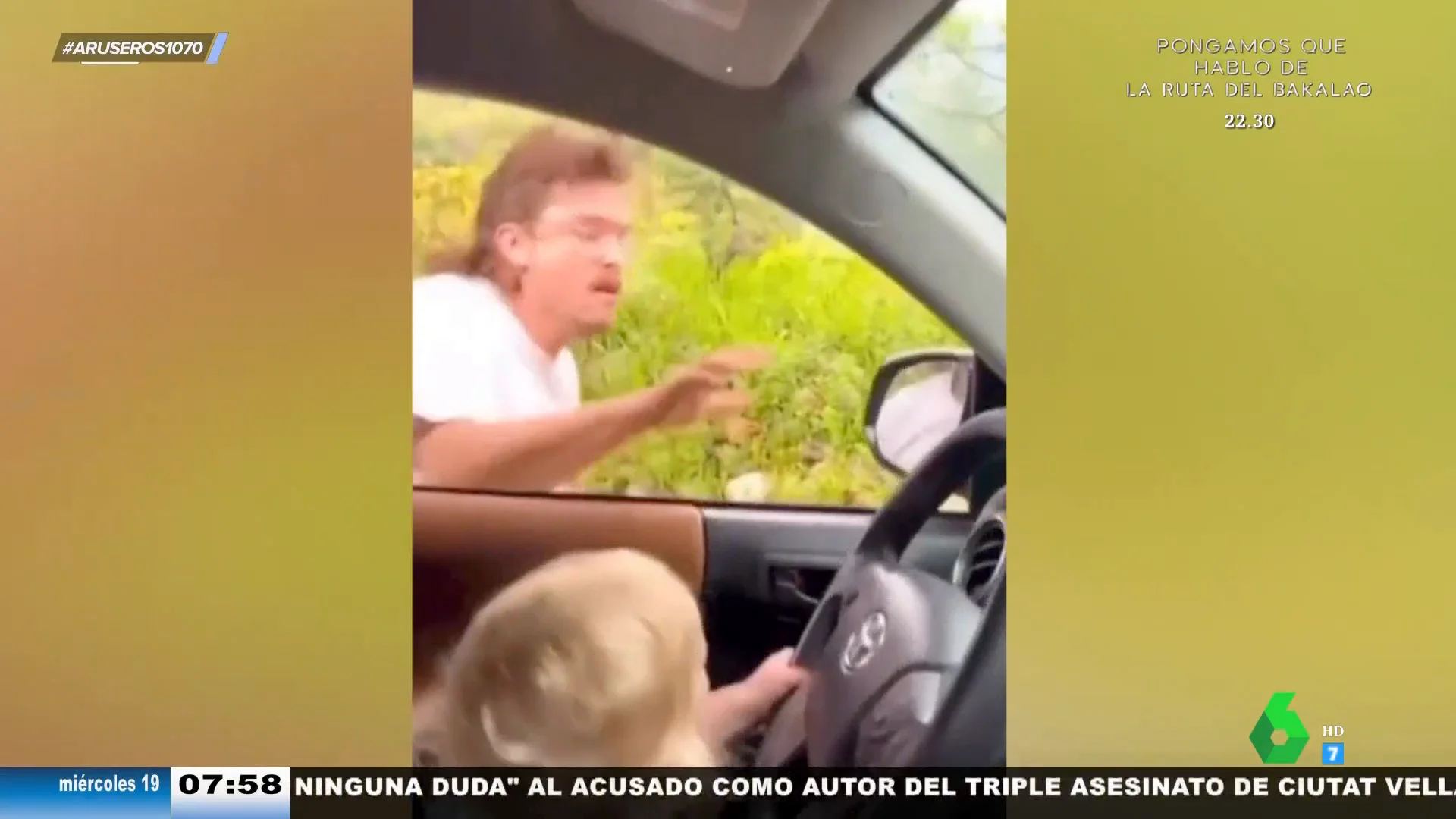 El divertido juego de este padre que hace que su bebé se desternille de risa: así simula estar en una peli de acción