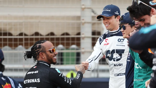 Lewis Hamilton y Nyck de Vries Lewis Hamilton y Nyck de Vries