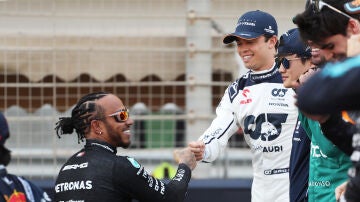 Lewis Hamilton y Nyck de Vries