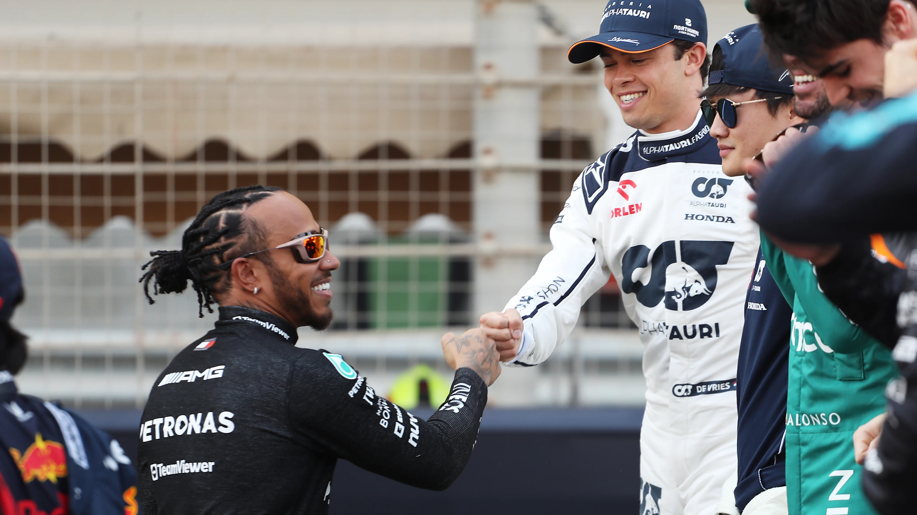 Lewis Hamilton y Nyck de Vries