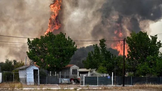 El sur de Grecia sigue luchando contra las llamas con miedo a que el calor vuelva a descontrolarlas El sur de Grecia sigue luchando contra las llamas con miedo a que el calor vuelva a descontrolarlas