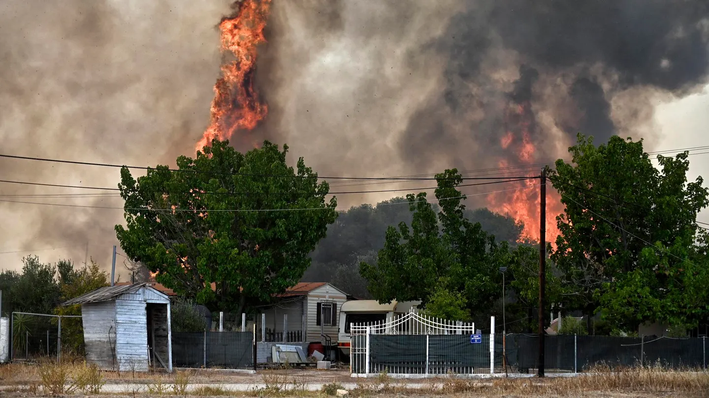 El sur de Grecia sigue luchando contra las llamas con miedo a que el calor vuelva a descontrolarlas El sur de Grecia sigue luchando contra las llamas con miedo a que el calor vuelva a descontrolarlas