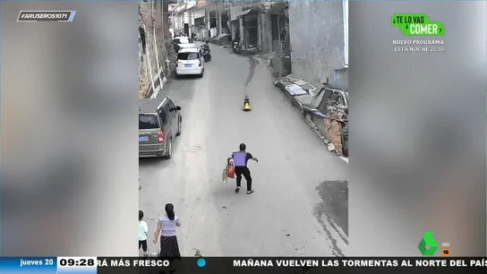 Un hombre salva a un niño que se precipita calle abajo en su moto de juguete Un hombre salva a un niño que se precipita calle abajo en su moto de juguete