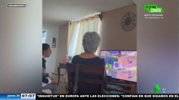Un grupo de abuelas queda todas las tardes para jugar al Mario Kart: "En mis tiempos, quedaban para jugar a la brisca"