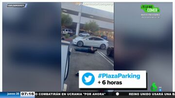 Un hombre se tumba en una plaza de parking para reservársela a su amigo: "Esto nos pasó a nosotros"