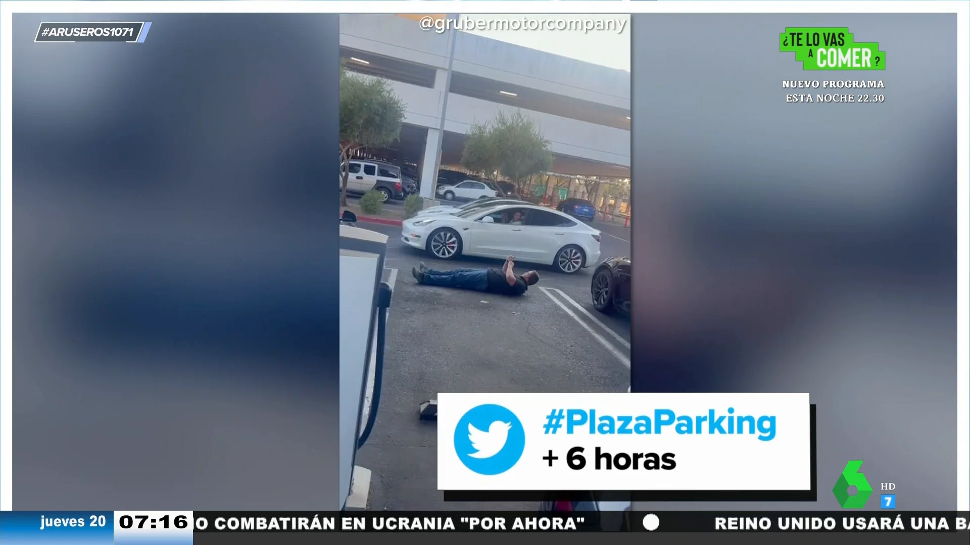 Un hombre se tumba en una plaza de parking para reservársela a su amigo: "Esto nos pasó a nosotros"