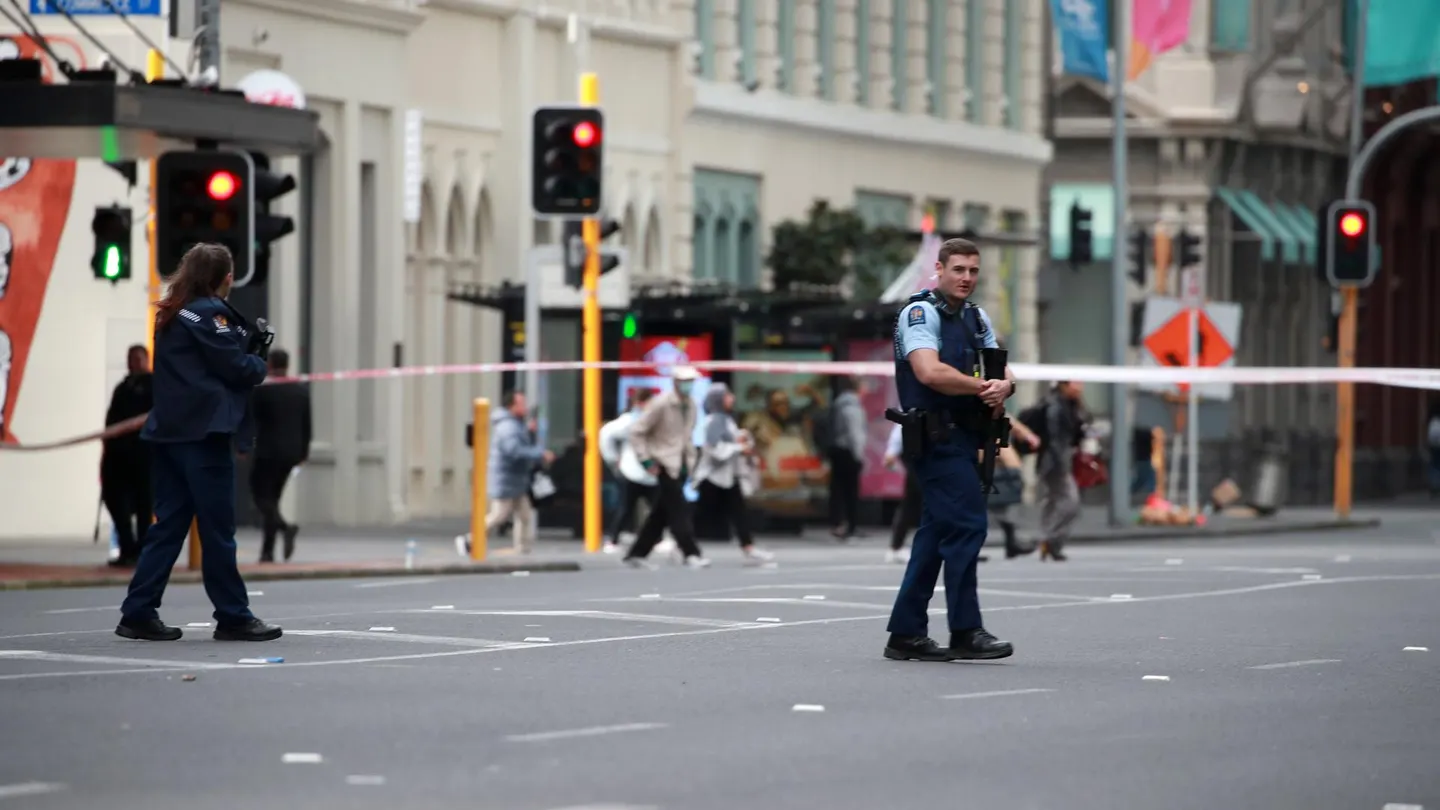 La policía vigila una zona acordonada cerca del lugar de un tiroteo, en Queen Street, Auckland, Nueva Zelanda. La policía vigila una zona acordonada cerca del lugar de un tiroteo, en Queen Street, Auckland, Nueva Zelanda.